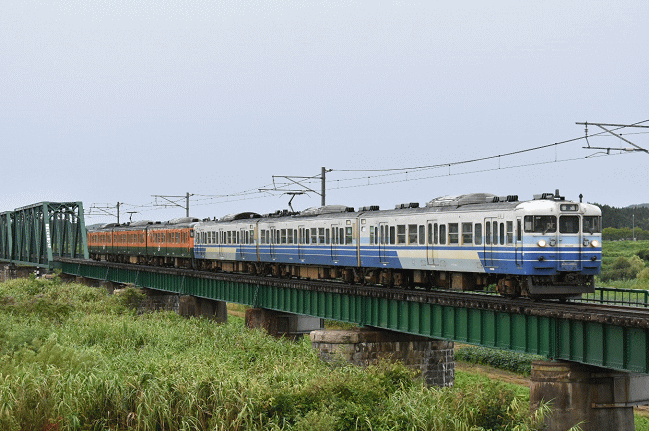 現新潟色（第三次新潟色）のＮ３６編成を先頭に後部Ｎ３８編成による６連の１２５Ｍ東三条行