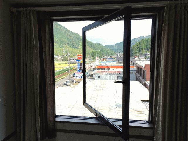 ビジネスホテル郡上八幡インターの窓の開閉