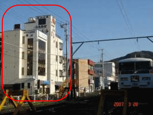 ビジネスホテル翔山の外観と伊豆急行線