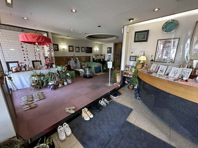 ビジネスホテルよしのやのフロント、玄関