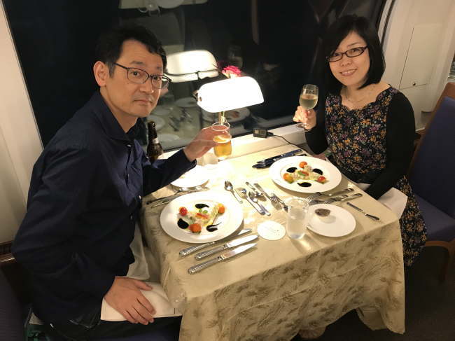 カシオペア紀行のダイニングカーで記念写真