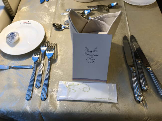 カシオペア紀行のダイニングカーでセットされた食器