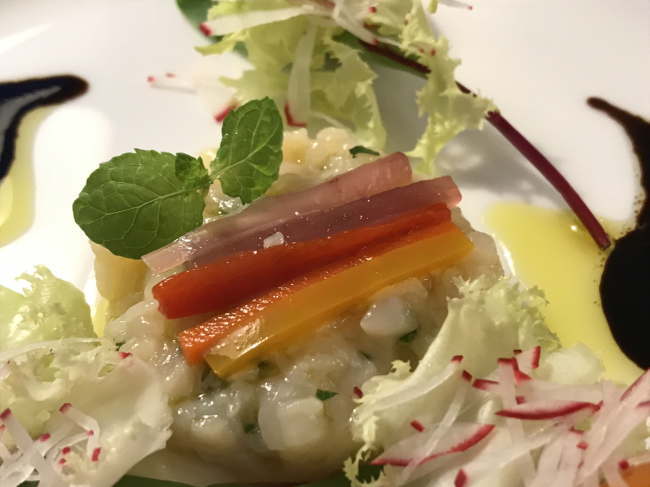 フランス料理コースのオードブルに表現されたカシオペア号のシンボルカラー