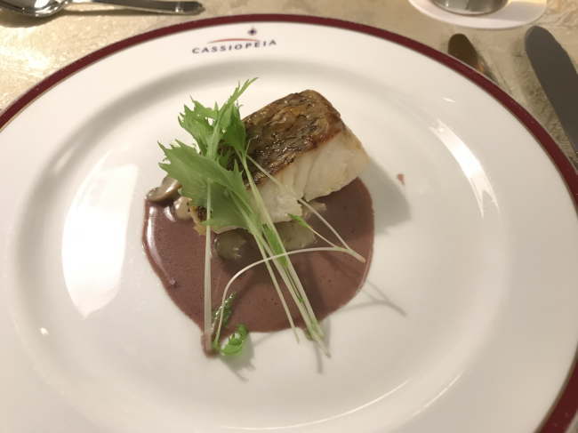 真鯛のポワレ 赤ワインのクリームソースときのこのクリーム煮を添えて