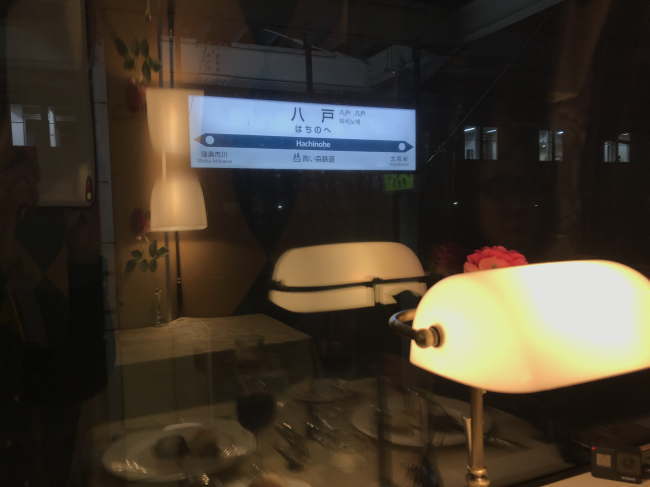 カシオペア紀行のダイニングカーから見た夜の八戸駅