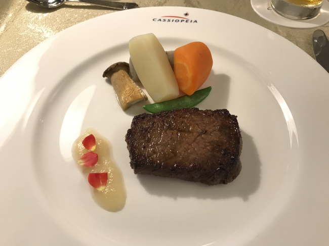 国産牛ロース肉のソテー 甘酸っぱい林檎の薫りを添えて