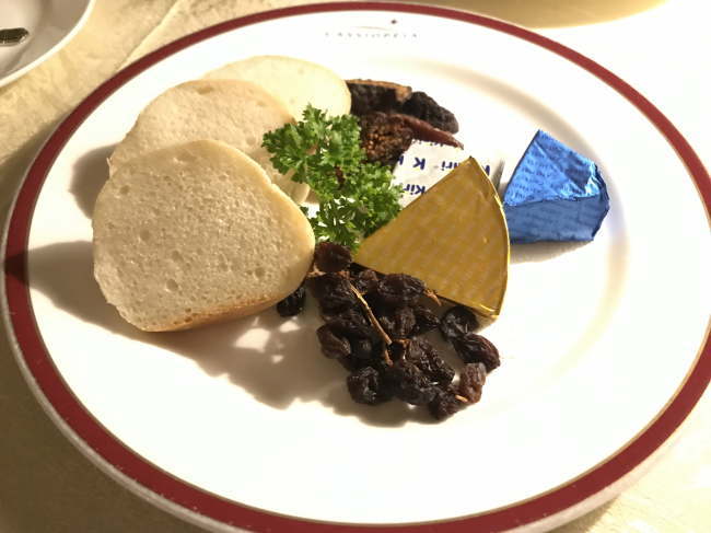 チーズの盛り合わせ（ドライフルーツ添え）