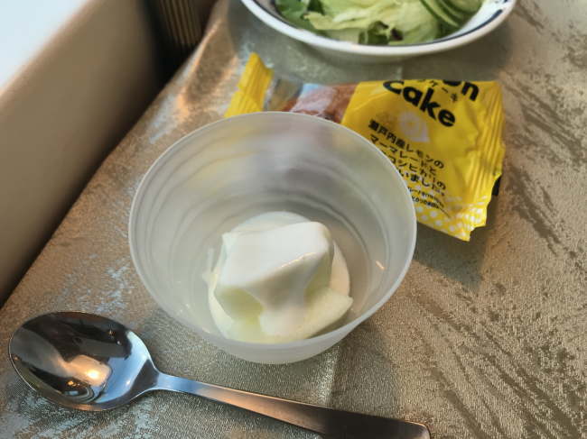 洋色コースの朝食のリンゴヨーグルト（カシオペア紀行）