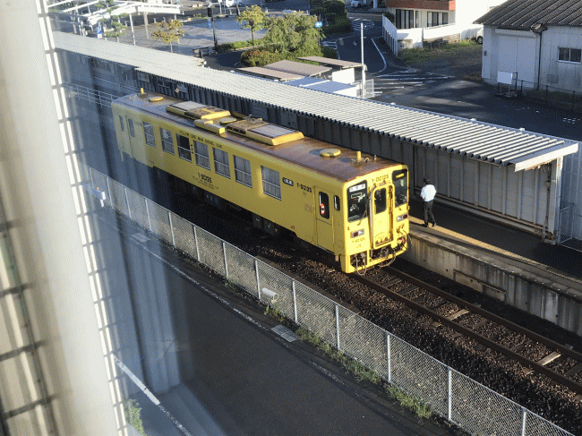 セントラルホテル伊万里から見た筑肥線のキハ125