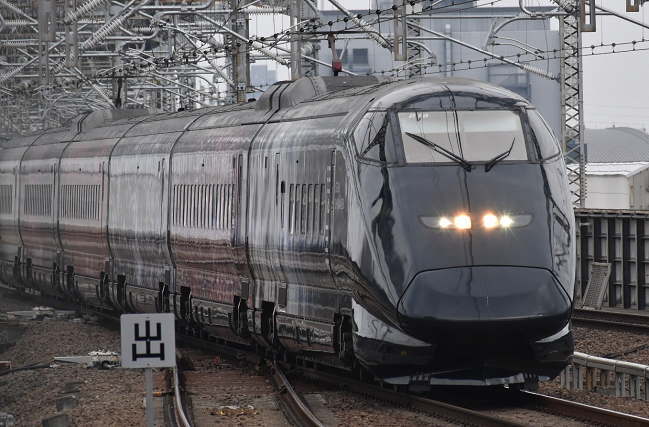大宮駅に到着する「現美新幹線」