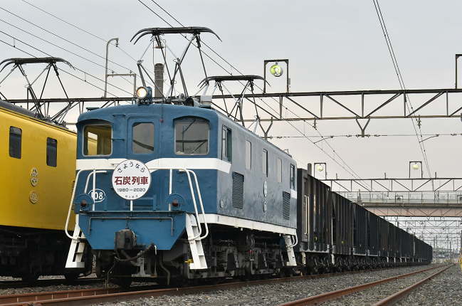 石炭列車のヘッドマークを掲げたデキ108号