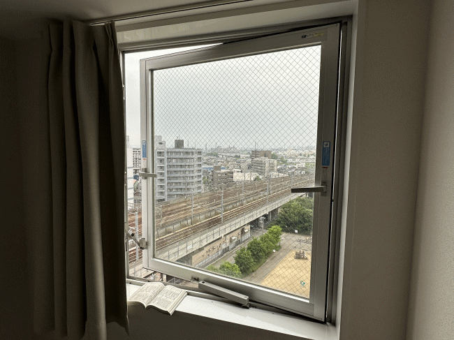 チサンバジェット金沢駅前の窓辺の様子