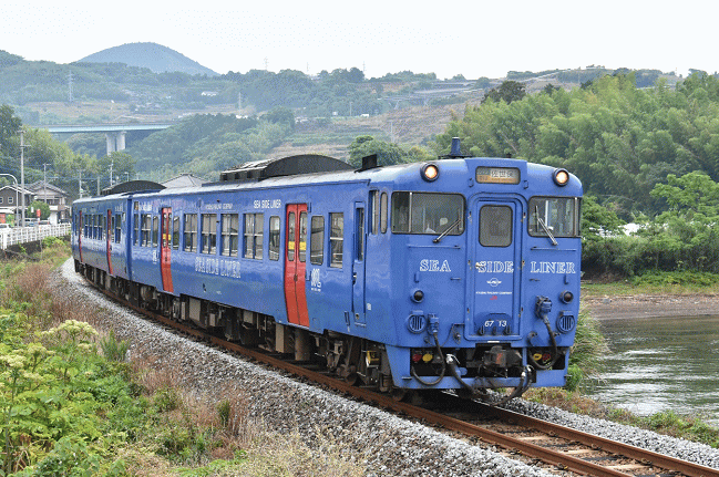 千綿駅から南へ600ｍほどの、串ノ浦という入り江沿いを行く撮影地
