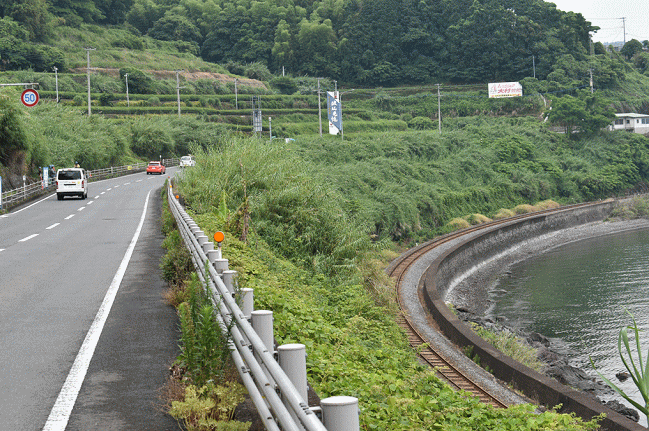 千綿駅から約2㎞の海岸線を行く区間は大村線における最有名「お立ち台」（列車撮影場所）