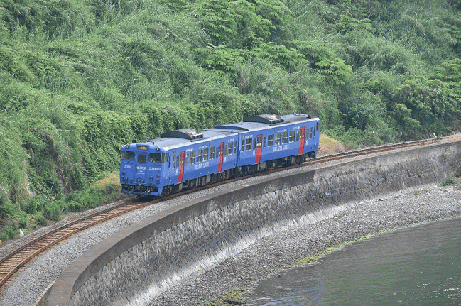 千綿駅付近の有名撮影地からキハ66系を撮影