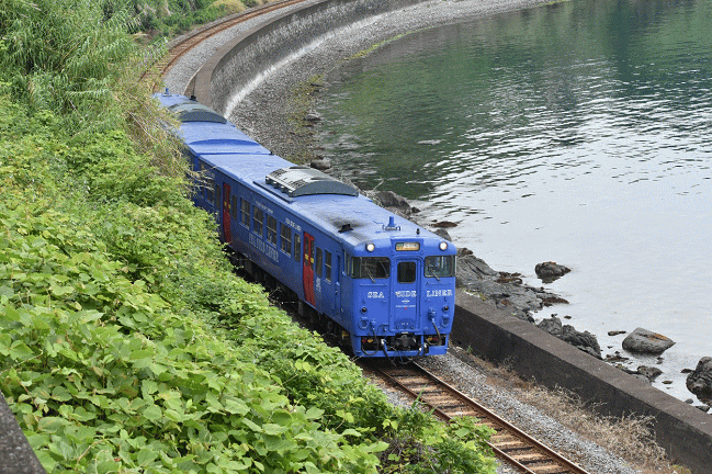 千綿駅付近の有名撮影地からキハ66系を撮影