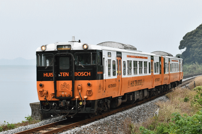 ハウステンボス色の長崎行区間快速「シーサイドライナー」