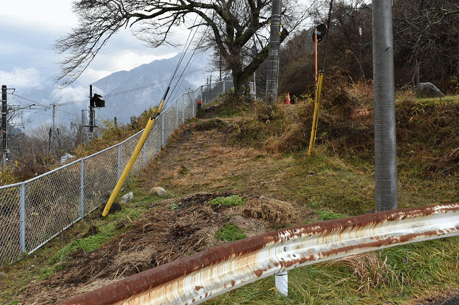 中央西線大桑～須原間にある伊奈川鉄橋の「お立ち台」