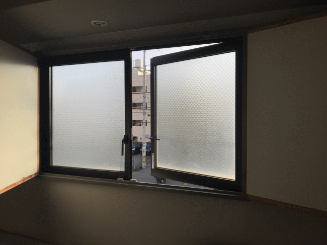 シティホテルパティオの窓の秋具合