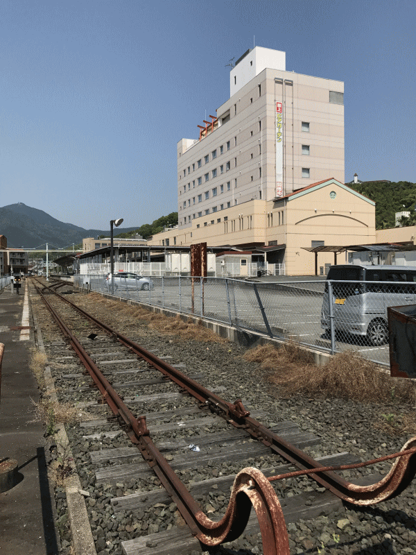 線路の突端から見るホテルクレメント宇和島