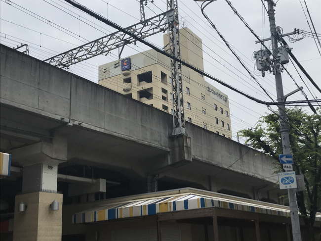 南海の高架線越しに見たコンフォートホテル堺