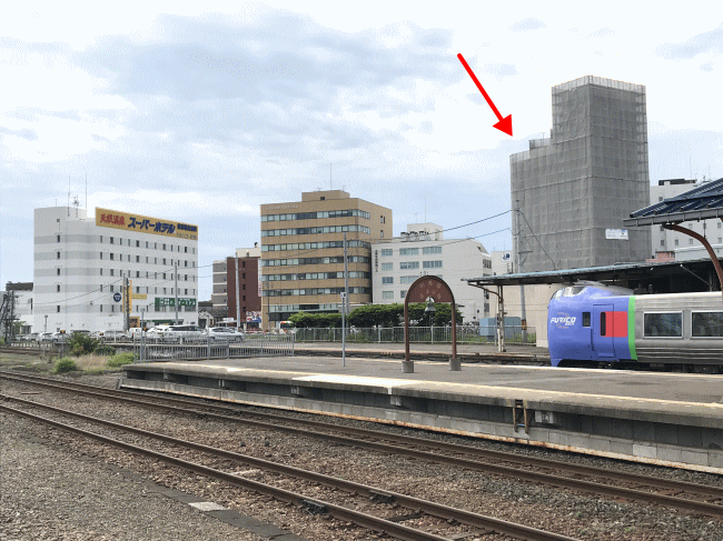 釧路駅から見たホテルクラウンヒルズ釧路とスーパーホテル釧路駅前
