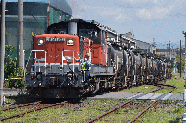 四日市の臨港線のDD51セメント貨物列車