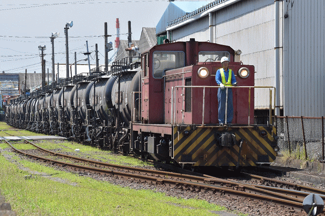 太平洋セメント四日市出荷センターへ向けてセメント列車(積車)