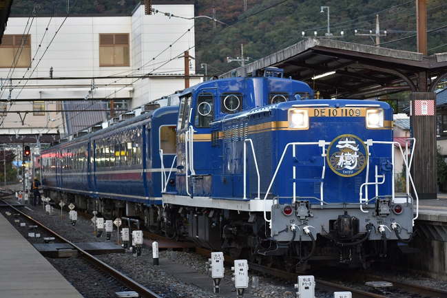 鬼怒川温泉駅にて発車を待つ「DL大樹」