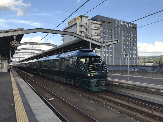 出雲市駅から見たドーミーイン出雲の外観とトワイライトエクスプレス瑞風