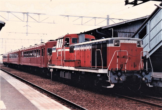 国鉄時代の琴平駅に停車中の土讃本線50系客車列車