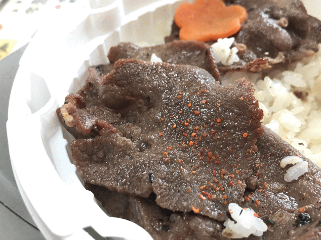 牛たんに七味唐辛子を付けたところ