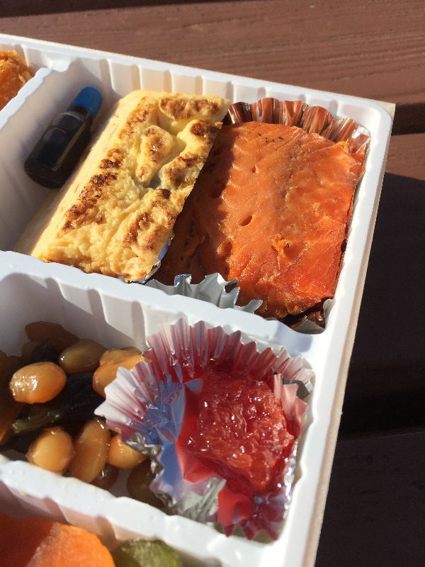 鮭の焼漬弁当の鮭の焼き漬け、卵焼き、筋子