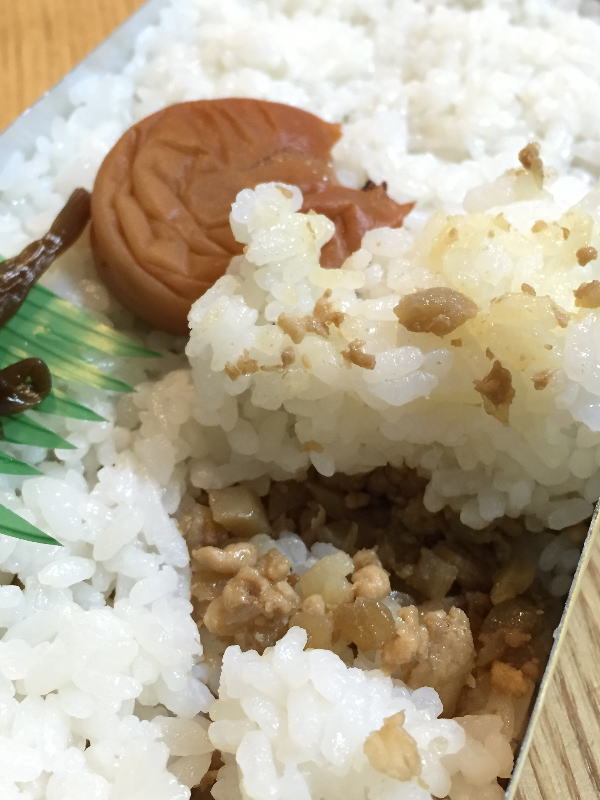 万年屋・日の丸弁当の鶏そぼろ