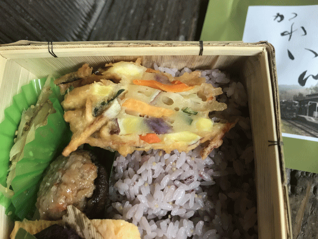 花の待つ駅かれい川のガネ