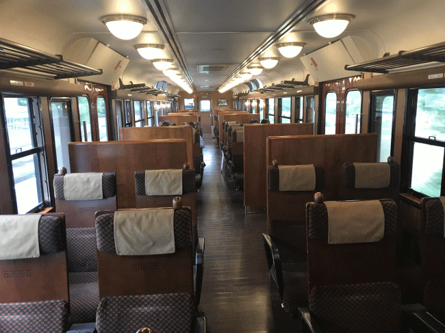 特急はやとの風の車内