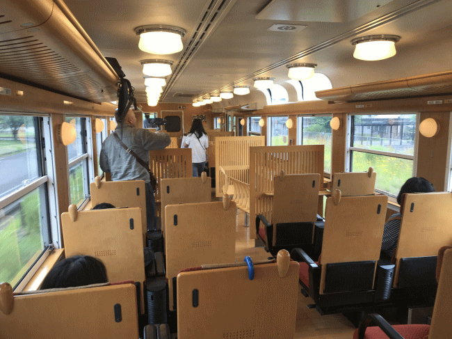 特急はやとの風の車内