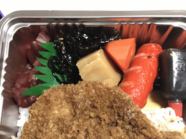 ジャンボかつ弁当の赤ウインナー