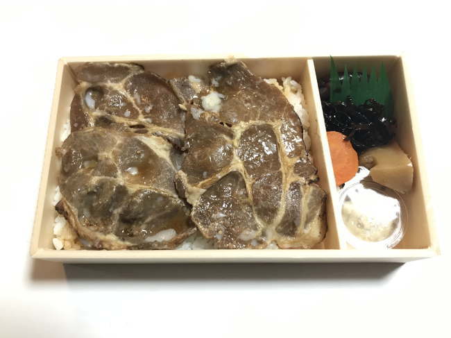 万葉軒のやき肉弁当の中身