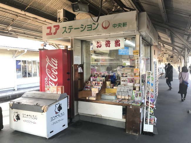鳥栖駅の在来線ホームの中央軒の売店