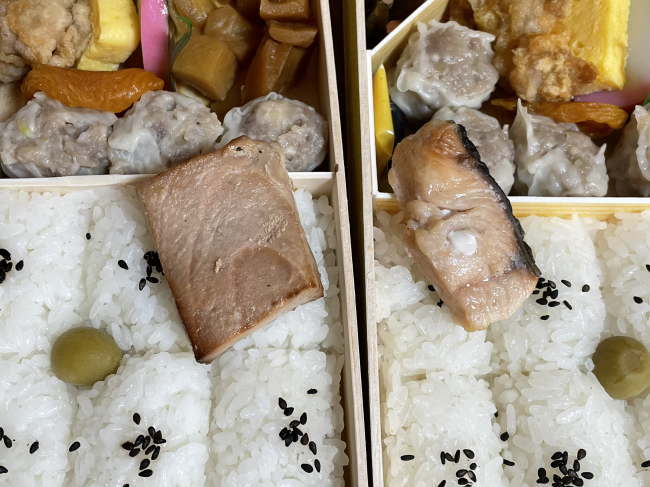 シウマイ弁当比較(鮭とマグロ)