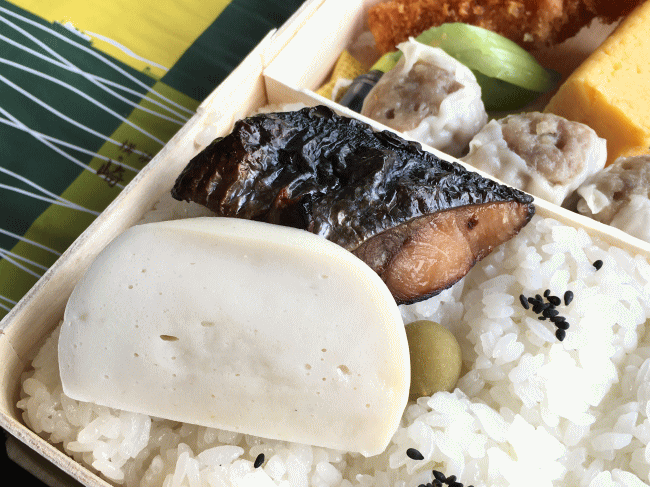 復刻版シウマイ弁当のブリの照り焼きと蒲鉾