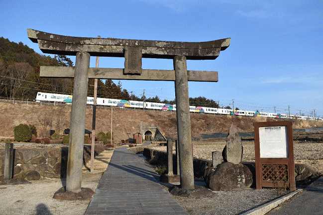 大滝神社の鳥居とともに撮影する特急あずさ