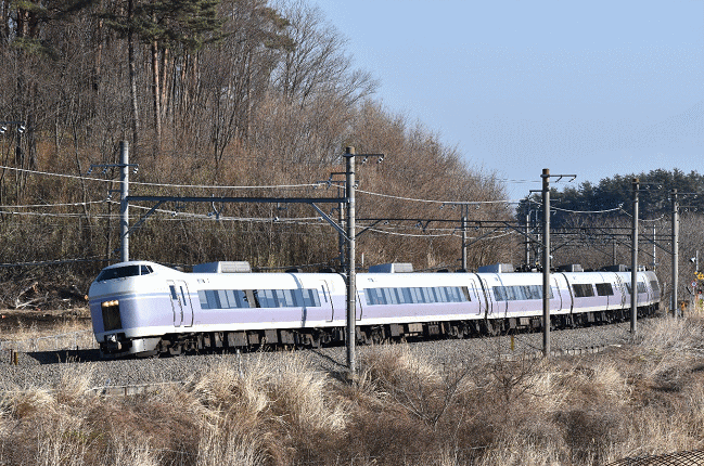 三峰の丘の付近を走行するE351系スーパーあずさ