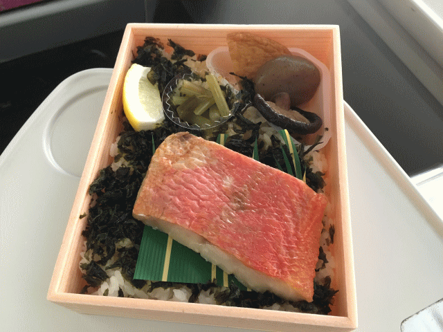 金目鯛の塩焼き弁当の中身