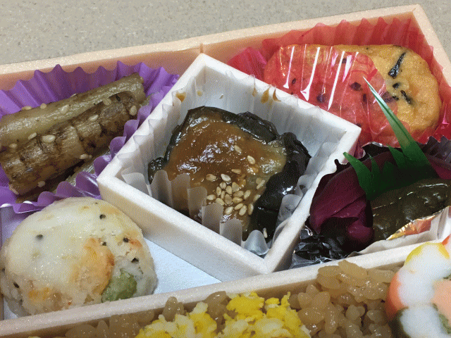 比内地鶏の鶏めし弁当の副菜