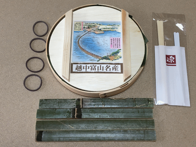 ますのすしの木の駅弁容器を開封したところ