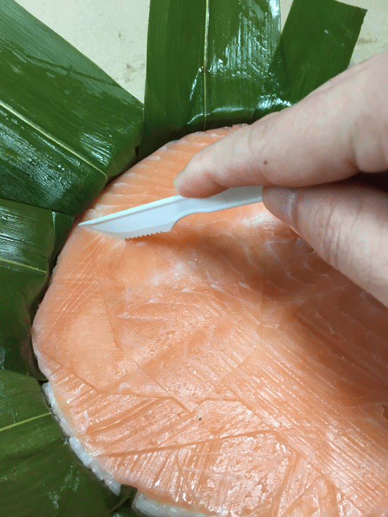 ますのすしにナイフを入れて切る
