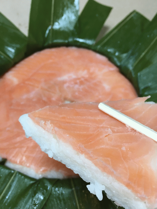 ますのすしを食べる瞬間