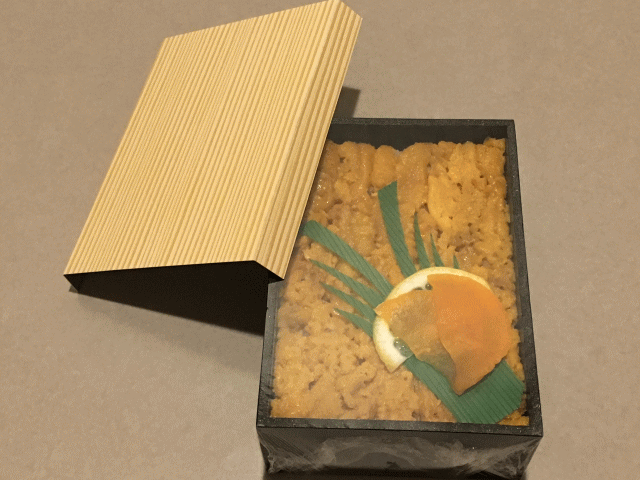 三陸リアス亭のうに弁当は、サランラップで密封